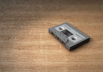 بعد 25 عاما.. سيدة بريطانية تستعيد شريط كاسيت فقدته في البحر