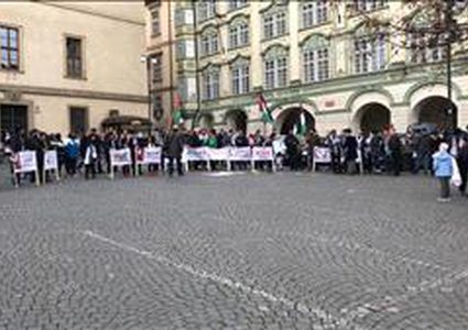 مسيرة جماهيرية بالعاصمة التشيكية رفضا للخطة الأميركية المزعومة