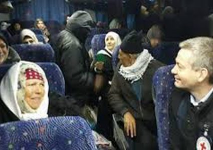 "بتسيلم": زيارة ذوي الأسرى لأبنائهم في السجون "رحلة العذاب"