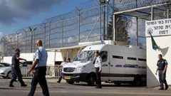 إدارة سجون الاحتلال تضيق على أسرى "ريمون"