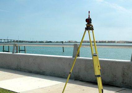 مساح يتقاعد عن عمر ناهز مئة وعامين