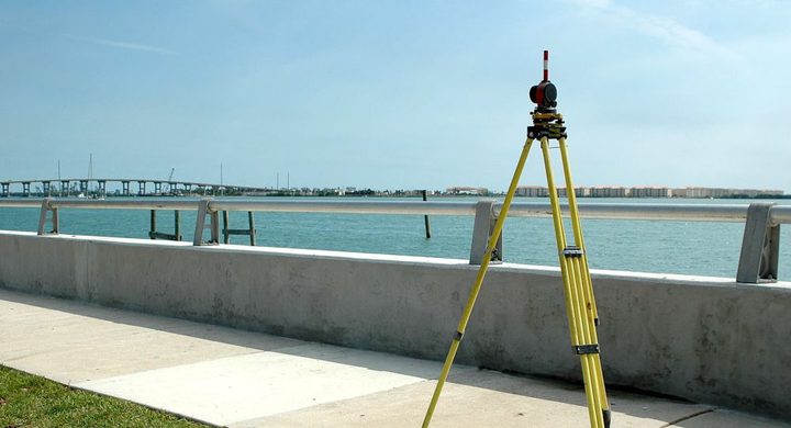 مساح يتقاعد عن عمر ناهز مئة وعامين