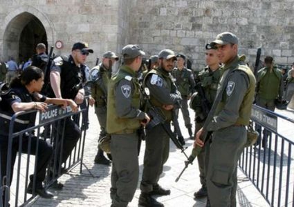 الاحتلال يعتقل 3 شبان وسيدة قرب باب الأسباط