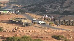 الاحتلال يداهم محلات تجارية في الخضر ويستجوب أصحابها