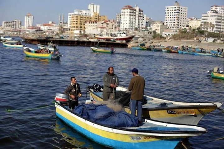 الاحتلال يقلص مساحة الصيد في بحر قطاع غزة