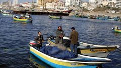 الاحتلال يقلص مساحة الصيد في بحر قطاع غزة