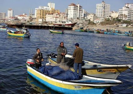 الاحتلال يقلص مساحة الصيد في بحر قطاع غزة