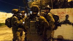 قوات الاحتلال تداهم منازل عدد من المواطنين غرب نابلس