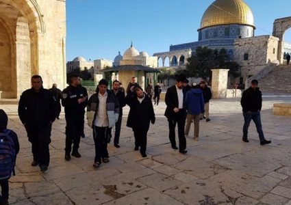 عشرات المستوطنين يقتحمون الأقصى