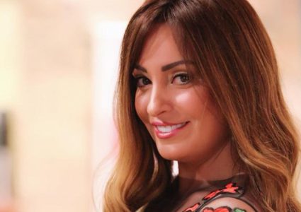 الفنانة المصرية نرمين الفقي تؤدي مناسك العمرة