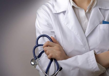 نقابة الأطباء تصعد ووزارة العمل تدعوها للتريث