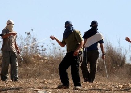 اصابة 5 مواطنين عقب اعتداء للمستوطنين شرق رام الله