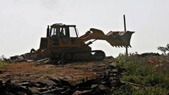 الاحتلال يهدم غرفة زراعية ويجرف أرض ببلدة ترقوميا