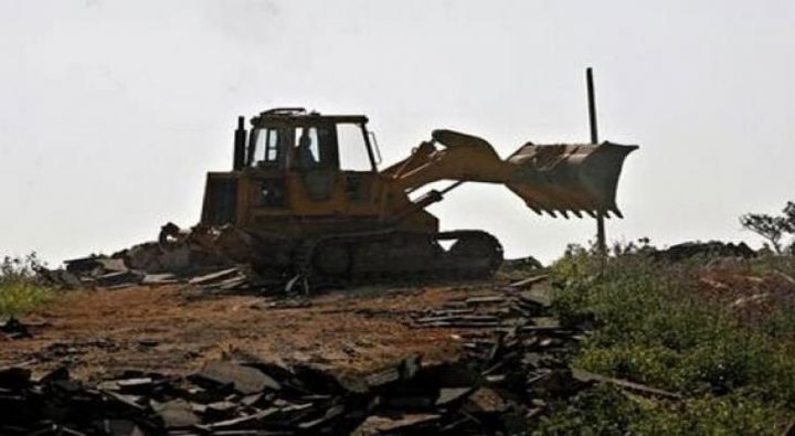 الاحتلال يهدم غرفة زراعية ويجرف أرض ببلدة ترقوميا