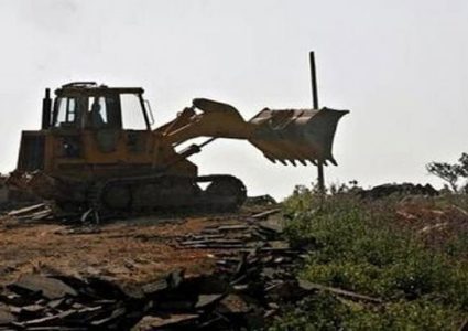 الاحتلال يهدم غرفة زراعية ويجرف أرض ببلدة ترقوميا