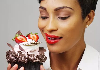 دراسة تحذر: قلة النوم تدفع المرأة إلى تناول المزيد من السكريات