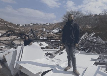 عائلة مقدسية تهدم منازلها بيدها لتجنب دفع التكلفة