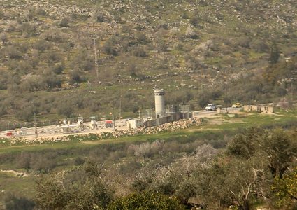 المستوطنات والجدار المحيط بمدينة طولكرم