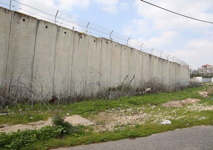 المستوطنات والجدار المحيط بمدينة طولكرم