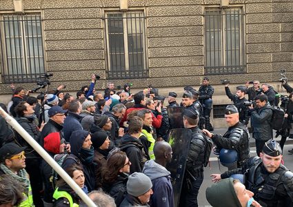 احتجاجات خارج البرلمان ضد نظام التقاعد بفرنسا