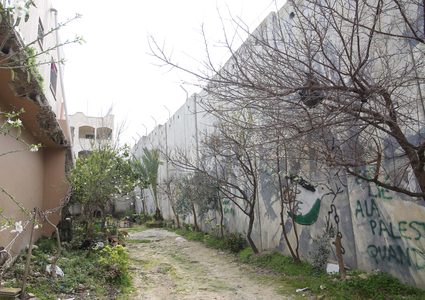 المستوطنات والجدار المحيط بمدينة طولكرم