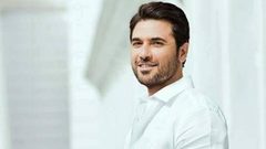 أحمد عز يستجيب لطلب طفلة أثناء عرض مسرحيته