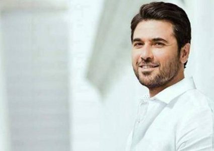 أحمد عز يستجيب لطلب طفلة أثناء عرض مسرحيته