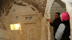 شاب من نابلس يبدع في صناعة المجسمات فنية
