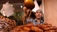 أهم أسباب تناول المرأة الحلويات بشراهة