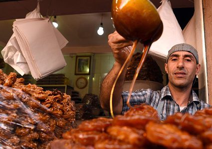 أهم أسباب تناول المرأة الحلويات بشراهة