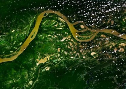 ابتلاع نهر لمنزل في ثوان