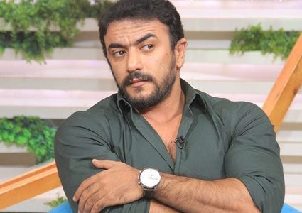 أحمد العوضي يستعرض لياقته البدنية