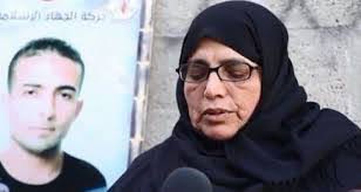 الاحتلال يمنع والدة الشهيد سامي أبو دياك من زيارة نجلها الأسير