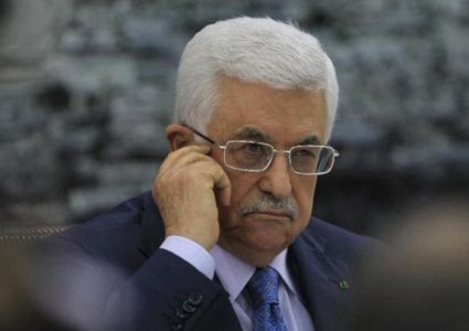 الرئيس عباس يهاتف والد الفتى زكارنة معزيا بوفاته