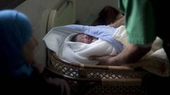 زوجة أسير تُرزق بطفل حملت به عبر النطف المهربة