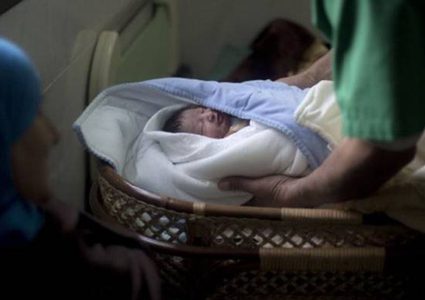 زوجة أسير تُرزق بطفل حملت به عبر النطف المهربة