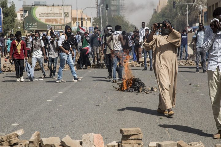 إصابات خلال مواجهات بين المحتجين وقوات الأمن في السودان