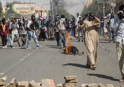 إصابات خلال مواجهات بين المحتجين وقوات الأمن في السودان
