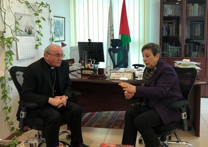 عشراوي تبحث مع القاصد الرسولي آخر التطورات السياسية