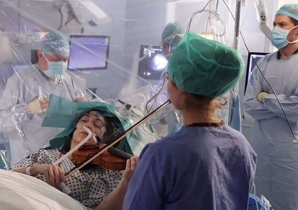 مريضة تعزف الكمان خلال استئصال ورم في المخ لمساعدة الأطباء !