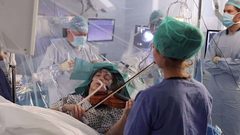 مريضة تعزف الكمان خلال استئصال ورم في المخ لمساعدة الأطباء !