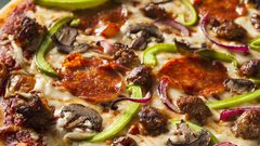 بيتزا بالسجق