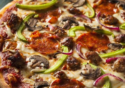 بيتزا بالسجق