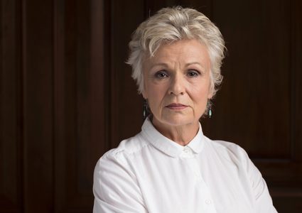 إصابة الفنانة البريطانية جولي والترز بمرض السرطان