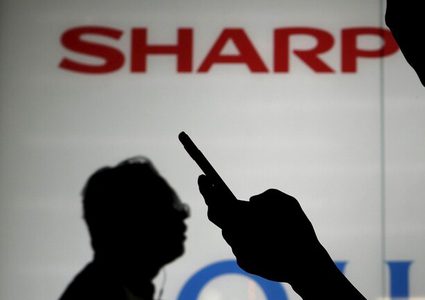 هاتف متطور من Sharp يتحدى أفضل الهواتف الحديثة