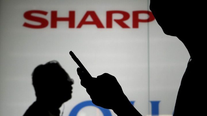 هاتف متطور من Sharp يتحدى أفضل الهواتف الحديثة