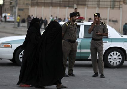 الشرطة السعودية تعتقل مواطنا حرق زوجته