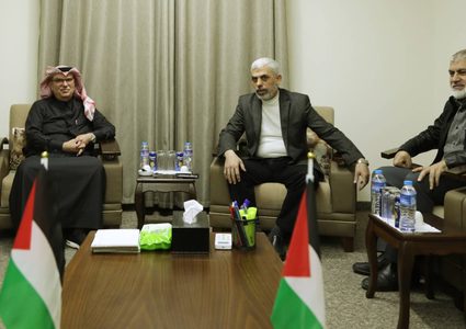 السنوار والعمادي يتفقان على صرف المنحة القطرية وتزويج 500 شاب