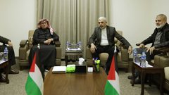 السنوار والعمادي يتفقان على صرف المنحة القطرية وتزويج 500 شاب