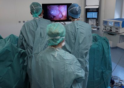 فريق طبي ينجح بإجراء عملية قلب لجنين في رحم أمه